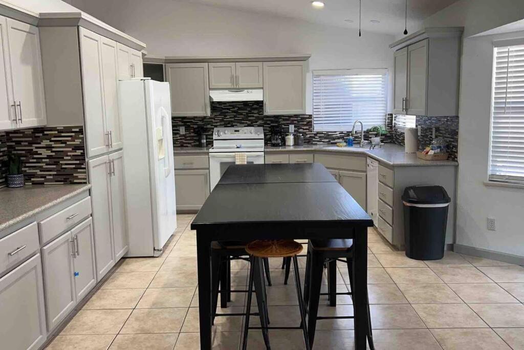 Spacious Getaway! Pool, Spa, Sleeps 9 Lake Havasu City Exterior foto